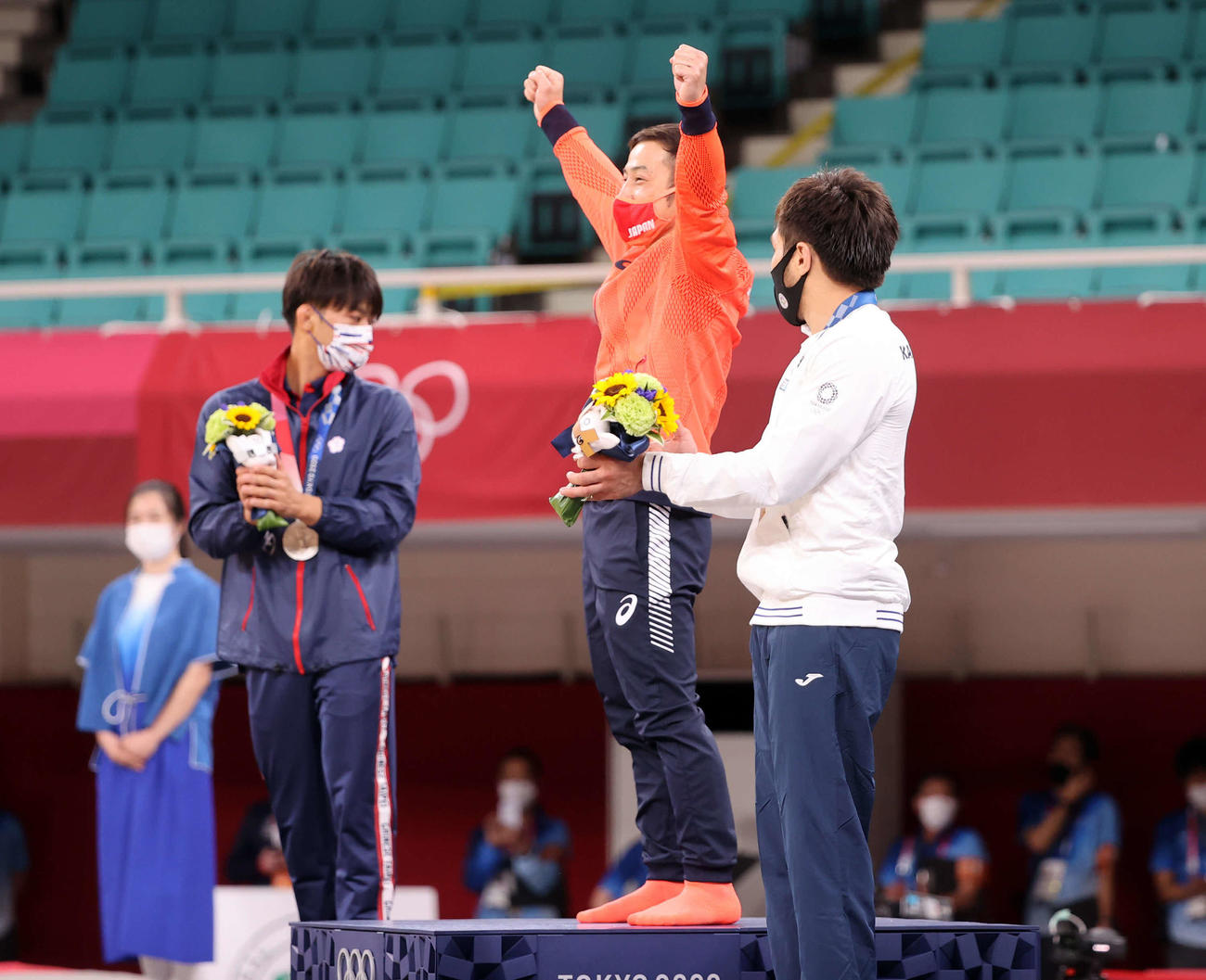 男子60キロ級で金メダルの高藤（中央）は表彰台でガッツポーズ（撮影・パオロ　ヌッチ）