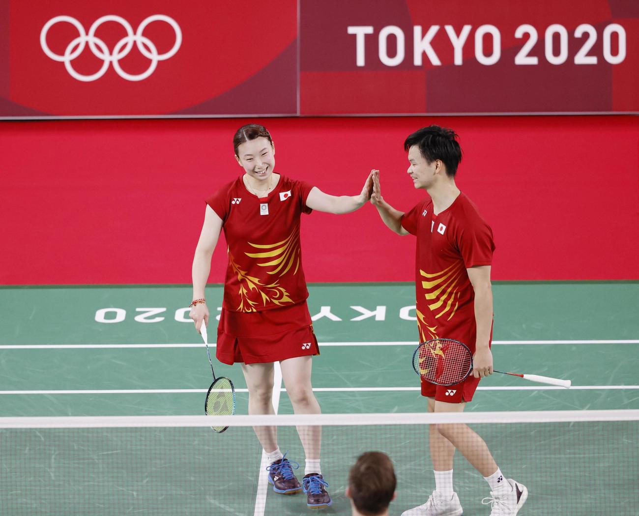 混合ダブルス1次リーグでデンマークペアに勝利し喜ぶ渡辺勇大（右）、東野有紗組（共同）