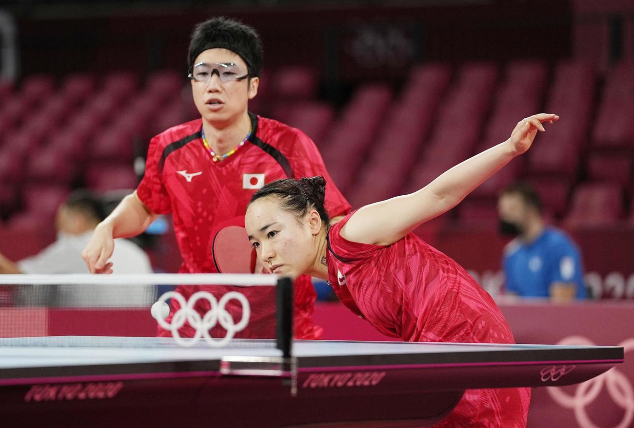 混合ダブルス1回戦　サーブを放つ伊藤美誠。左は水谷隼（共同）