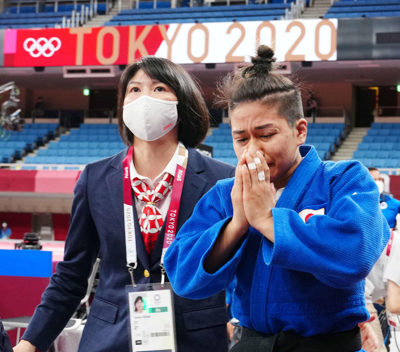 柔道女子48キロ級決勝、クラスニチに敗れ、涙を流しながら引き揚げる渡名喜（右）（撮影・江口和貴）