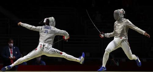 フェンシング男子サーブル1回戦　キンテロ（右）と対戦する吉田（ロイター）