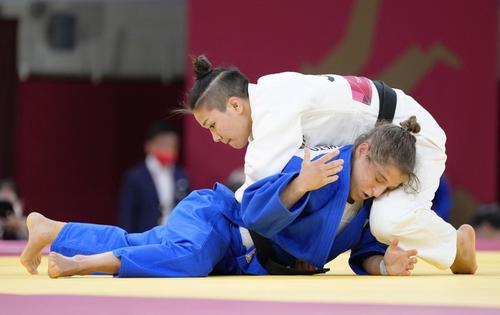 柔道女子48キロ級準々決勝　アルゼンチン選手（下）を攻める渡名喜風南（共同）