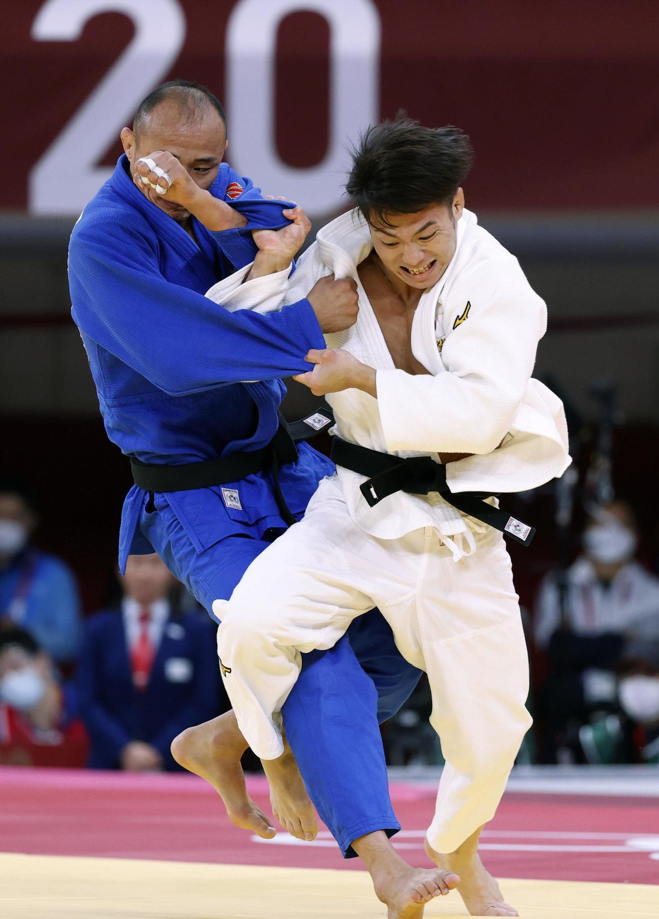 柔道男子66キロ級準々決勝　モンゴル選手（左）から技ありを奪う阿部一二三（共同）
