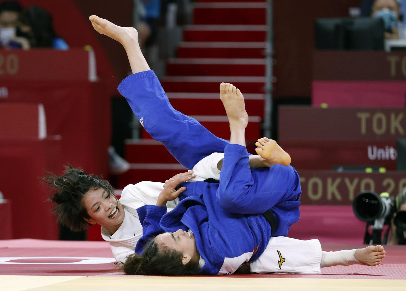 女子52キロ級準々決勝　英国選手（手前）を攻める阿部詩（共同）