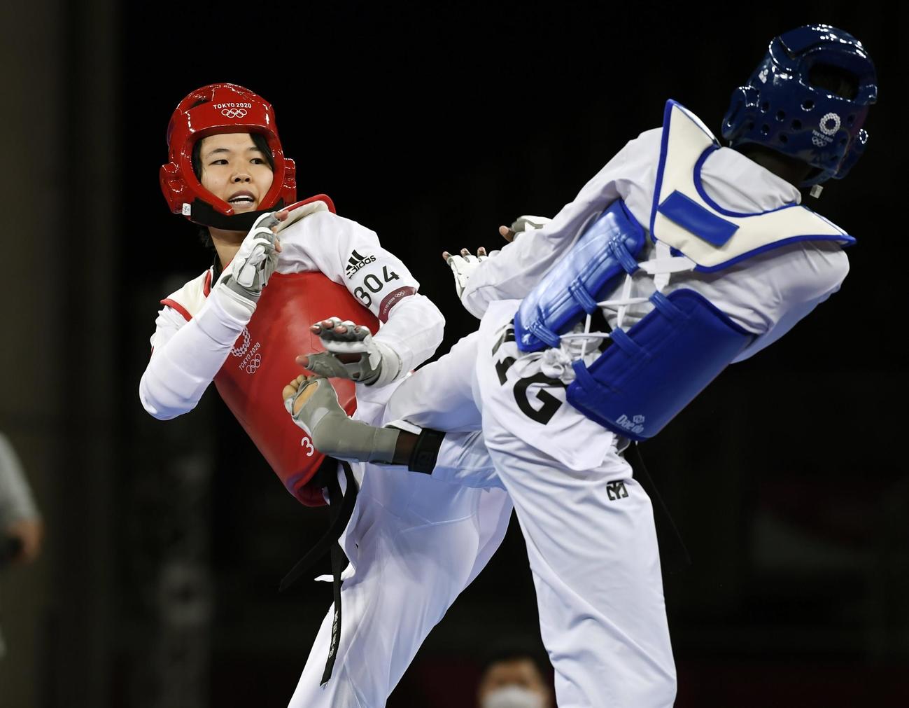 女子57キロ級2回戦　ニジェール選手（右）と対戦する浜田真由（共同）
