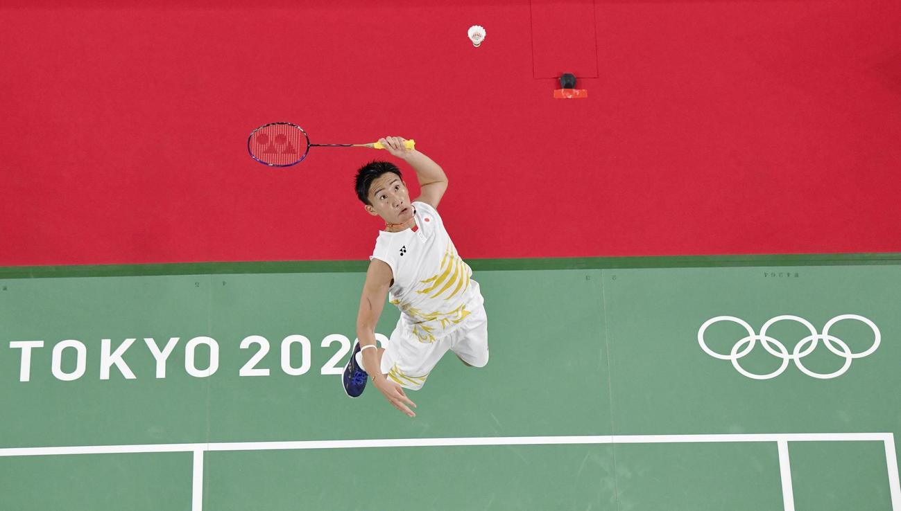 男子シングルス1次リーグ　米国選手と対戦する桃田賢斗（共同）