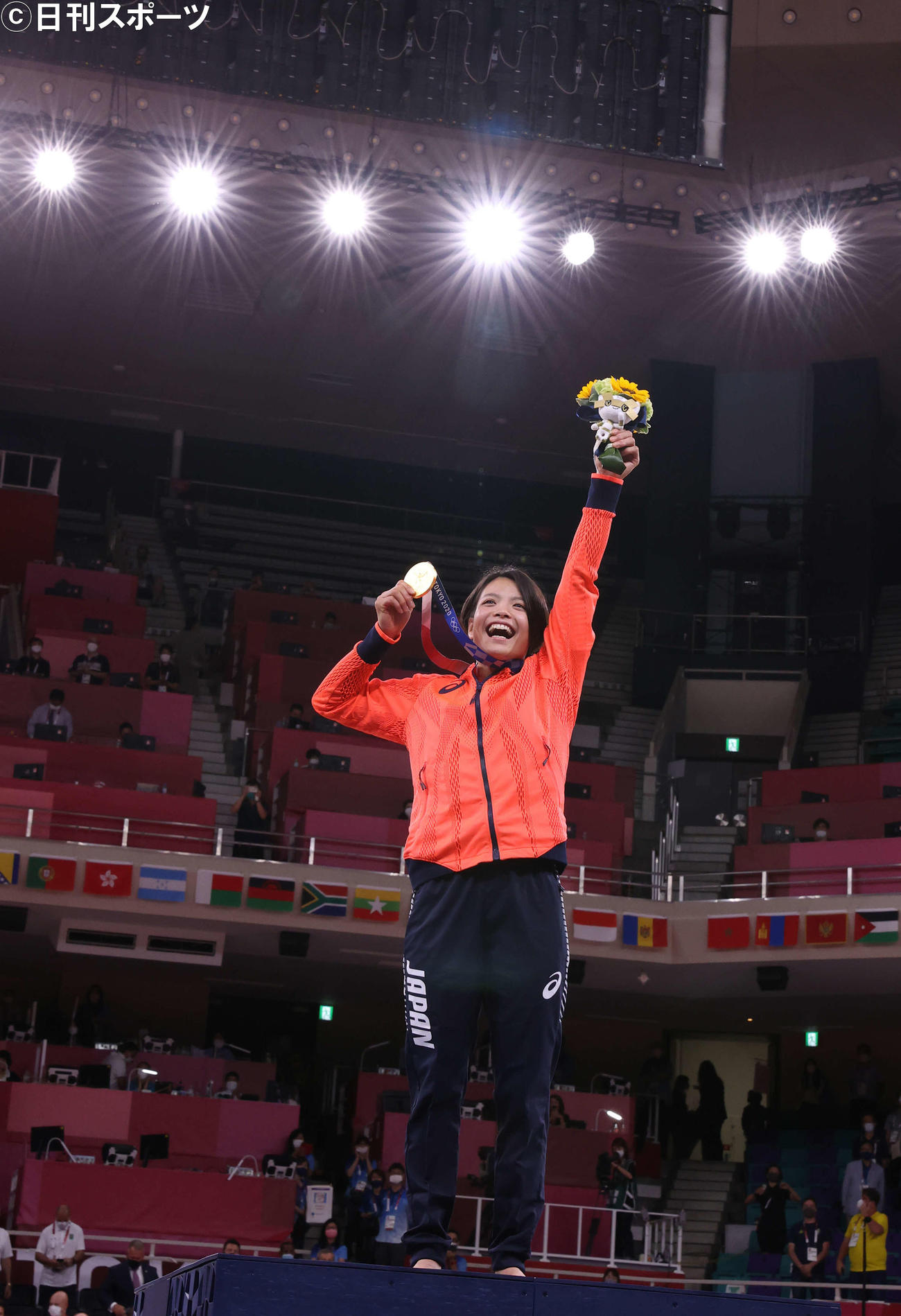 女子52キロ級、優勝した阿部詩は金メダルを手に笑顔を見せる（撮影・河野匠）