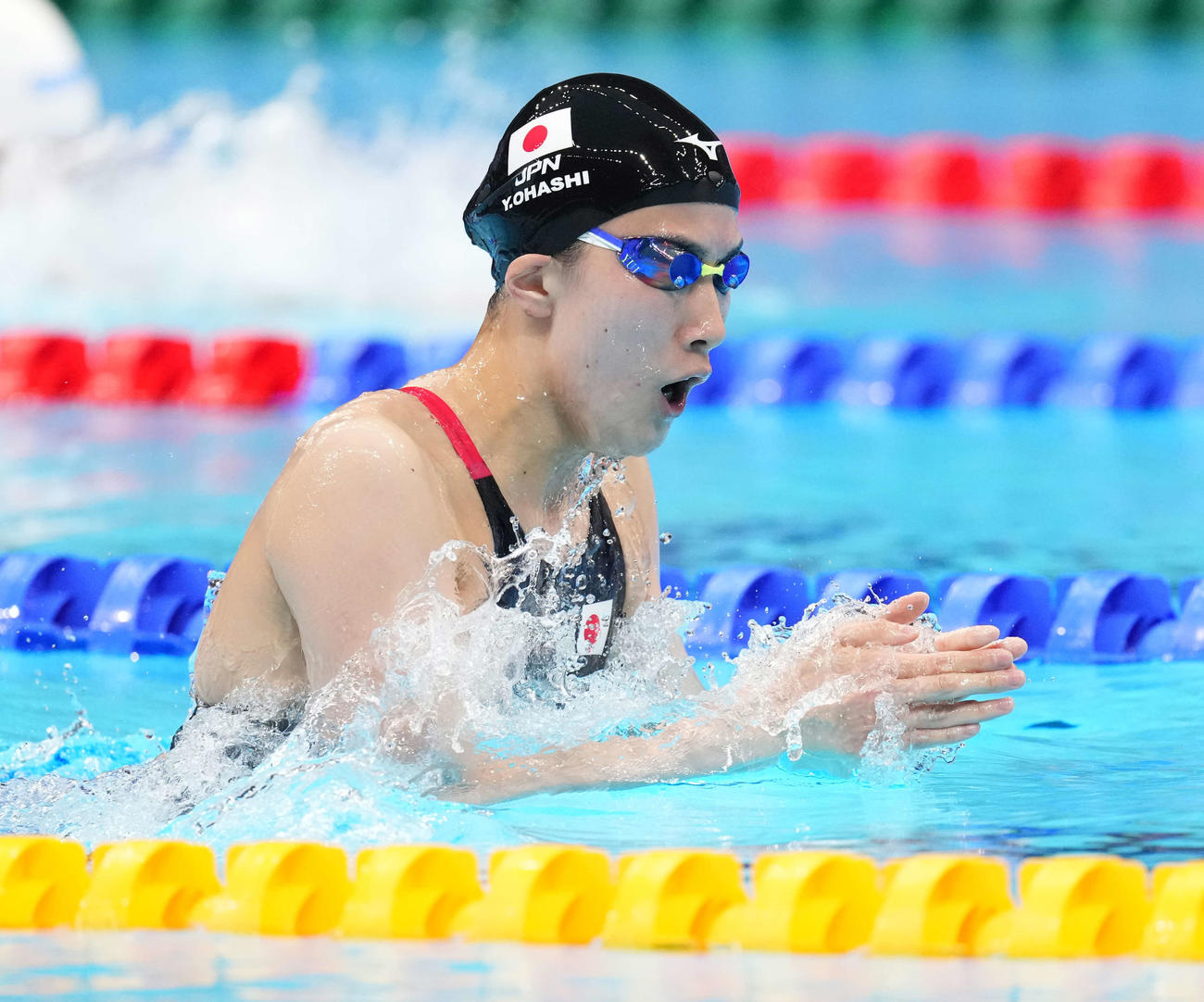 女子400メートル個人メドレー決勝　優勝した大橋の平泳ぎ（撮影・鈴木みどり）