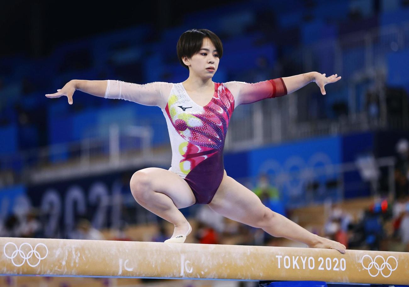 体操女子予選　村上茉愛の平均台（共同）