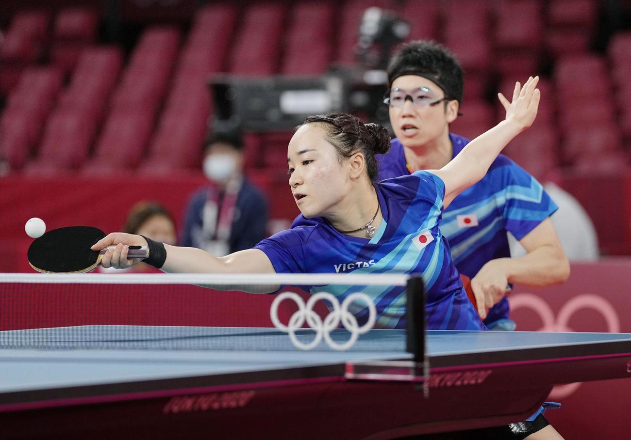 混合ダブルス準々決勝　リターンする伊藤美誠。奥は水谷隼（共同）