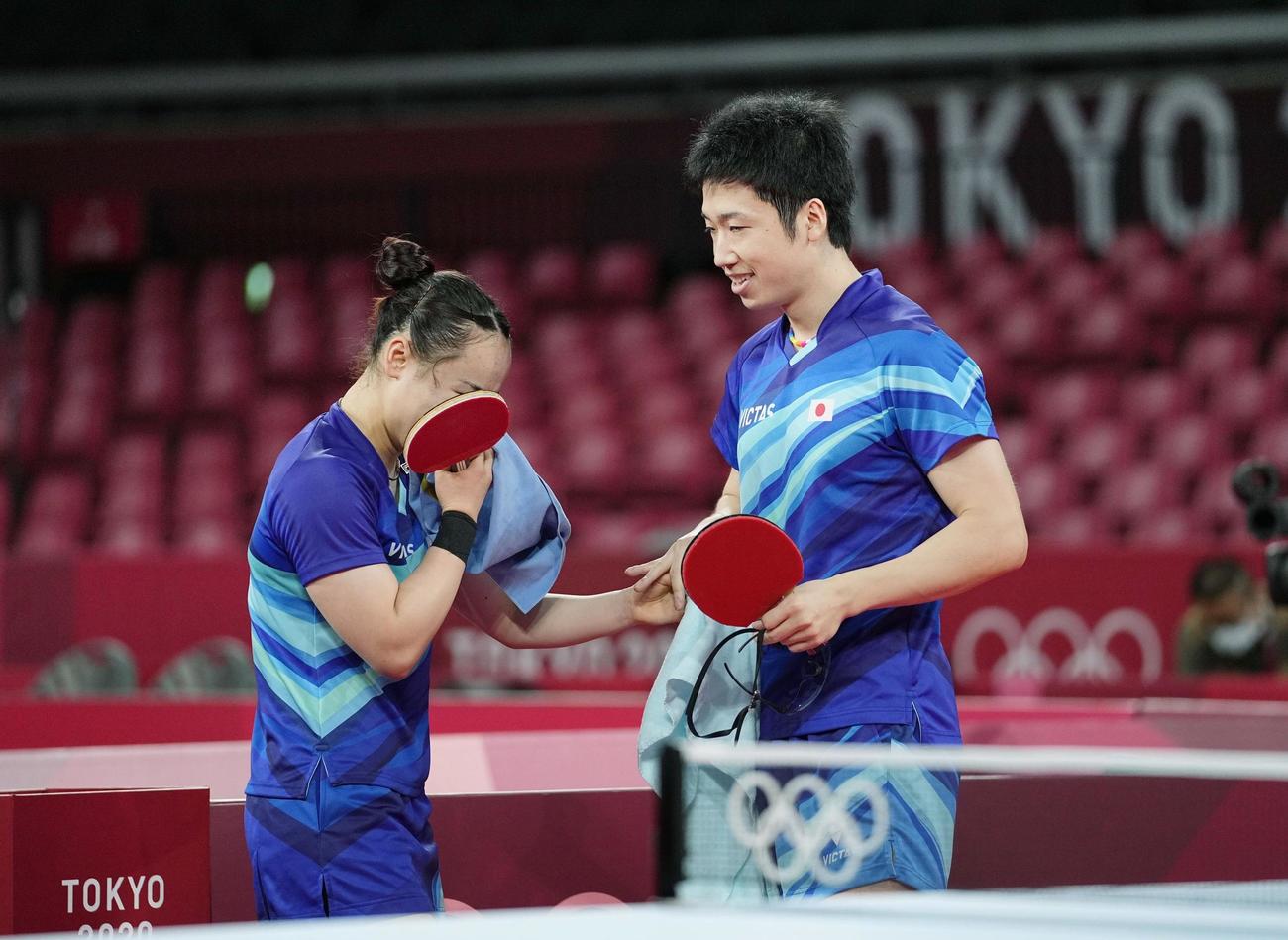 卓球混合ダブルス準々決勝　ドイツ組との接戦を制し、感極まる伊藤美誠（左）と水谷隼（共同）