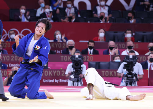 女子52キロ級決勝、ブシャール（右）を破り金メダルを獲得した阿部詩（撮影・河野匠）