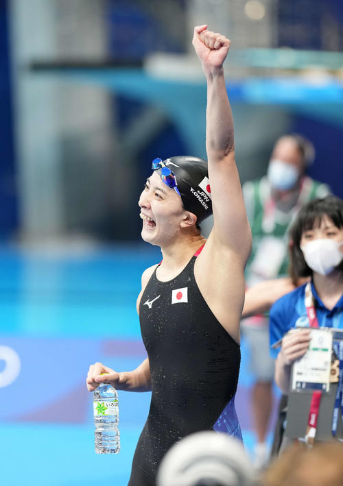 女子400メートル個人メドレー決勝　優勝した大橋は左手を突き上げる（撮影・鈴木みどり）