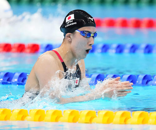 女子400メートル個人メドレー決勝　優勝した大橋の平泳ぎ（撮影・鈴木みどり）