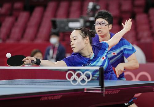 混合ダブルス準々決勝　リターンする伊藤美誠。奥は水谷隼（共同）