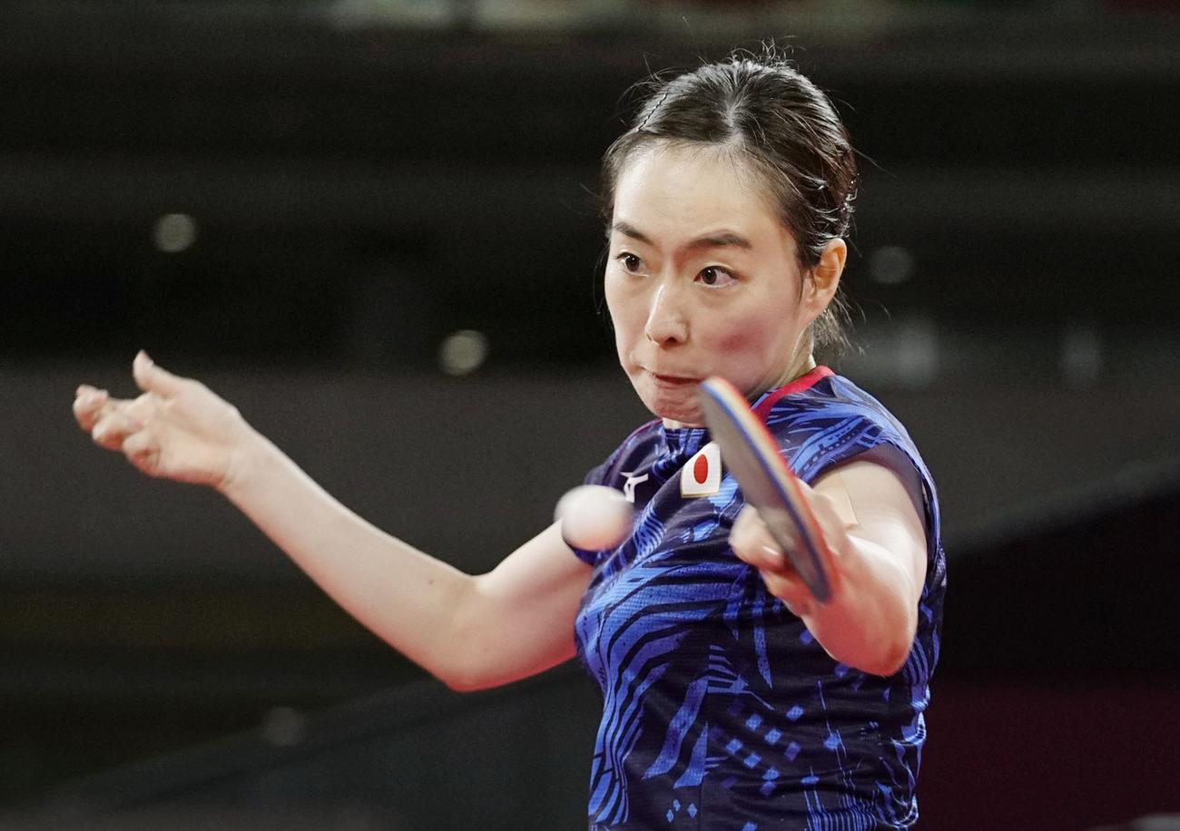 女子シングルス3回戦　タイ選手と対戦する石川佳純（共同）