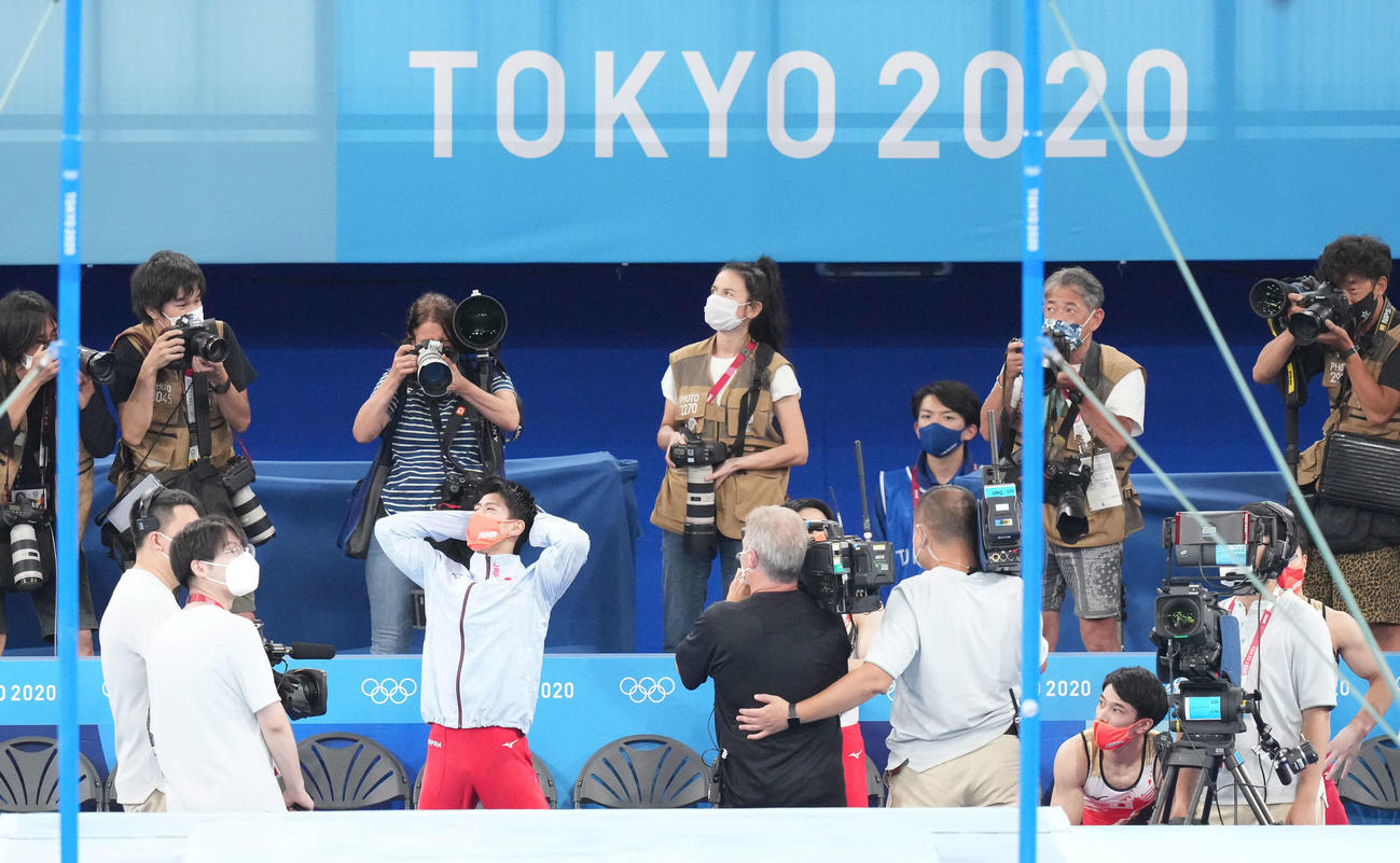 男子団体決勝　順位が確定し優勝を逃し、頭を抱える橋本（撮影・鈴木みどり）