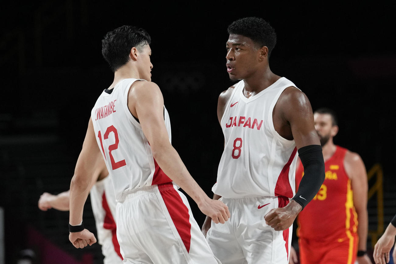 闘志みなぎる日本代表の渡辺雄太（左）と八村塁（AP）