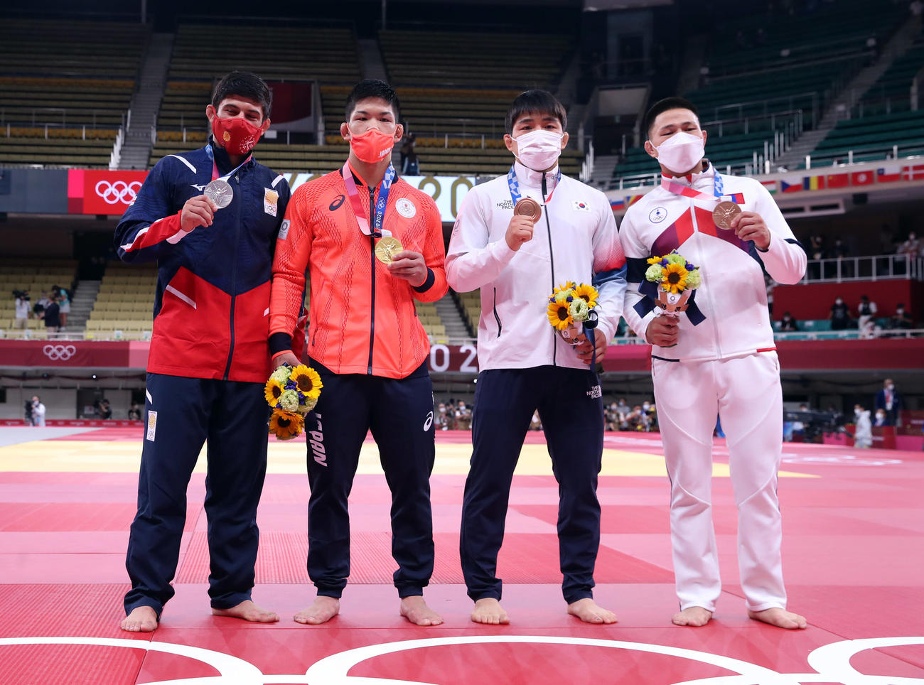 男子73キロ級　表彰式で金メダルを手に記念撮影する大野（左から2人目）。左から2位シャフダトゥアシビリ、1人おいて3位の安昌林、ツェンドチル（撮影・パオロ　ヌッチ）