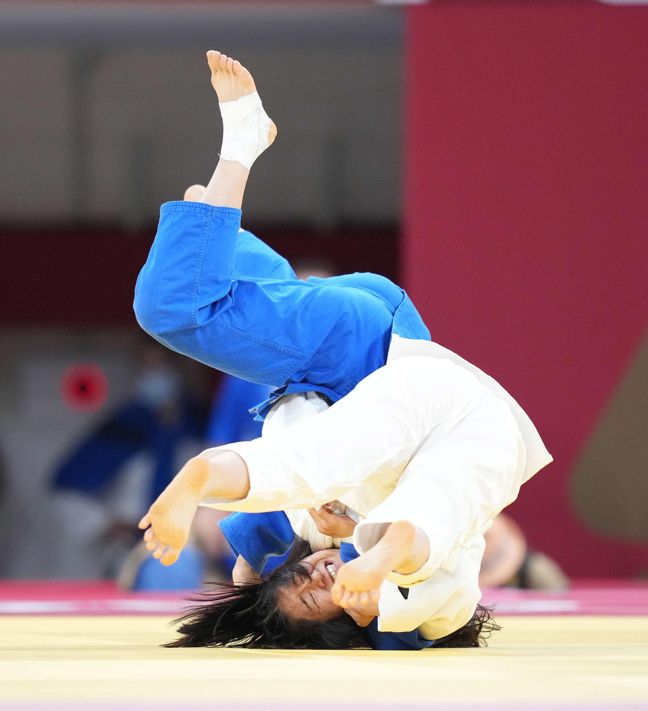 女子57キロ級2回戦　盧童娟（奥）に一本背負い投げで一本勝ちした芳田（撮影・鈴木みどり）