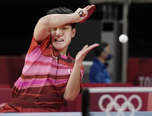 男子シングルス3回戦　フォアハンドショットを放つ張本智和（共同）