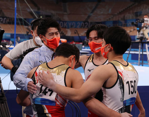 男子団体決勝、2位となり、悔しそうに健闘をたたえ合う、左上から時計回りに橋本、萱、谷川、北園（撮影・河野匠）