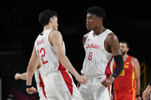 闘志みなぎる日本代表の渡辺雄太（左）と八村塁（AP）