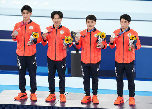 男子団体決勝　銀メダルを手に笑顔の、左から橋本、萱、北園、谷川（撮影・鈴木みどり）