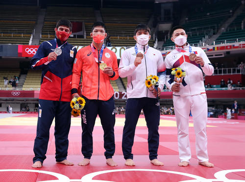 男子73キロ級　表彰式で金メダルを手に記念撮影する大野（左から2人目）。左から2位シャフダトゥアシビリ、1人おいて3位の安昌林、ツェンドチル（撮影・パオロ　ヌッチ）