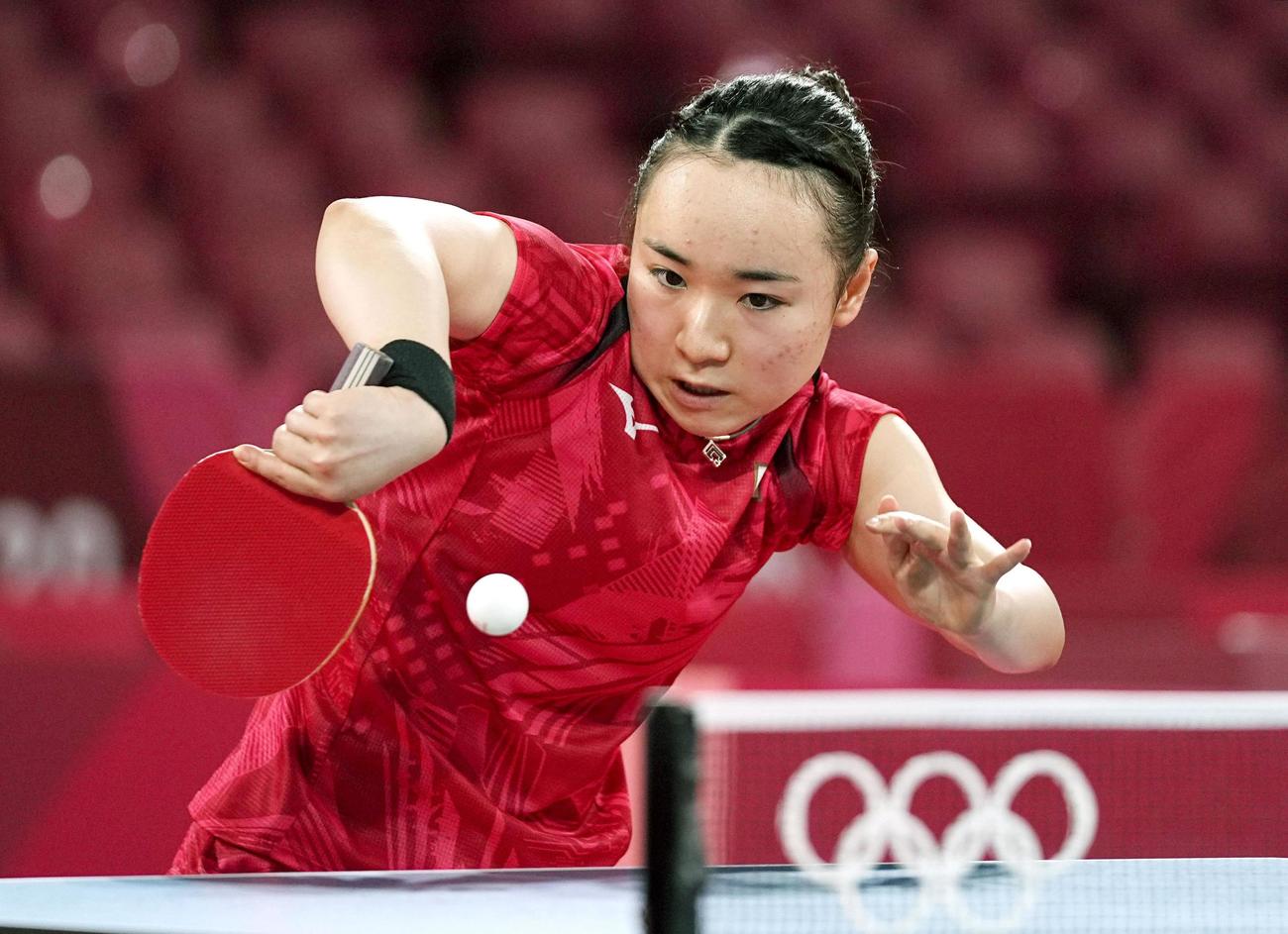 女子シングルス4回戦　タイ選手と対戦する伊藤美誠（共同）