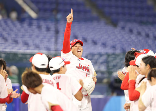 日本対米国　優勝を決めて指を突き上げる上野（中央）（撮影・河野匠）