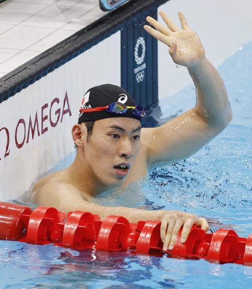 男子200メートルバタフライ準決勝のレースを終え、スタンドに手を振る本多灯（共同）
