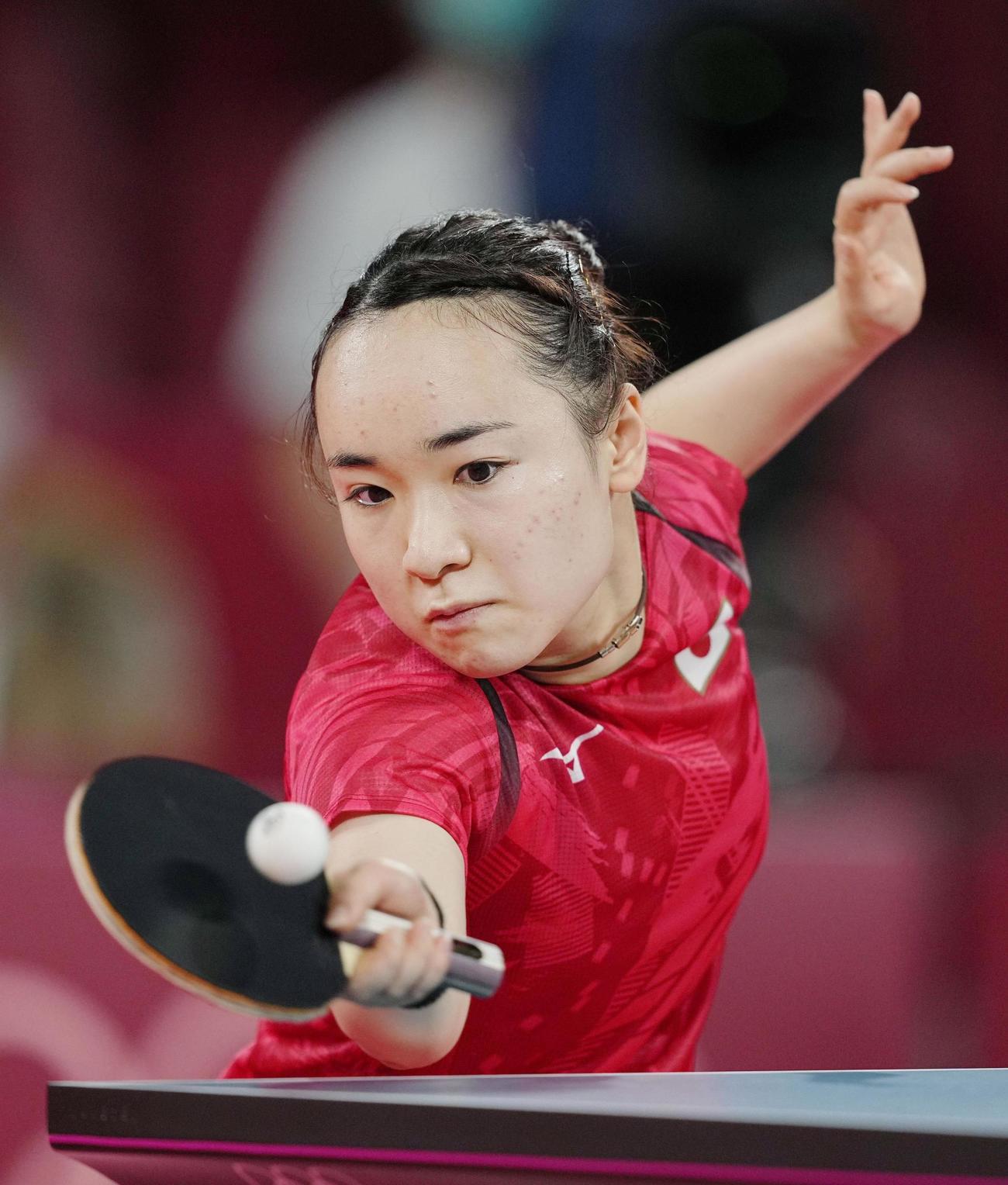 女子シングルス準々決勝　韓国選手と対戦する伊藤美誠（共同）