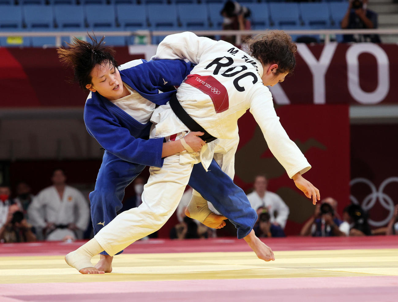 女子70キロ級準決勝　新井はタイマゾワに投げを打つ（撮影・パオロ　ヌッチ）