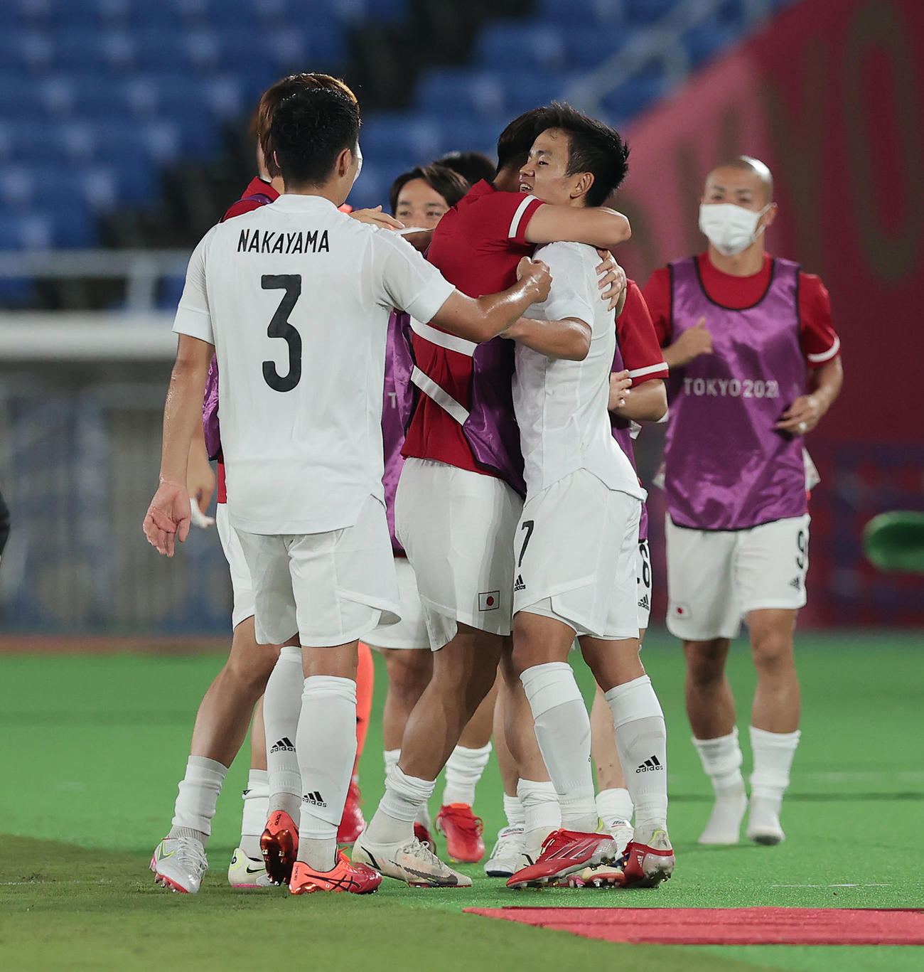 日本対フランス　前半、先制ゴールを決めベンチメンバーの元へ駆け寄って祝福を受ける久保（中央右）（撮影・前田充）