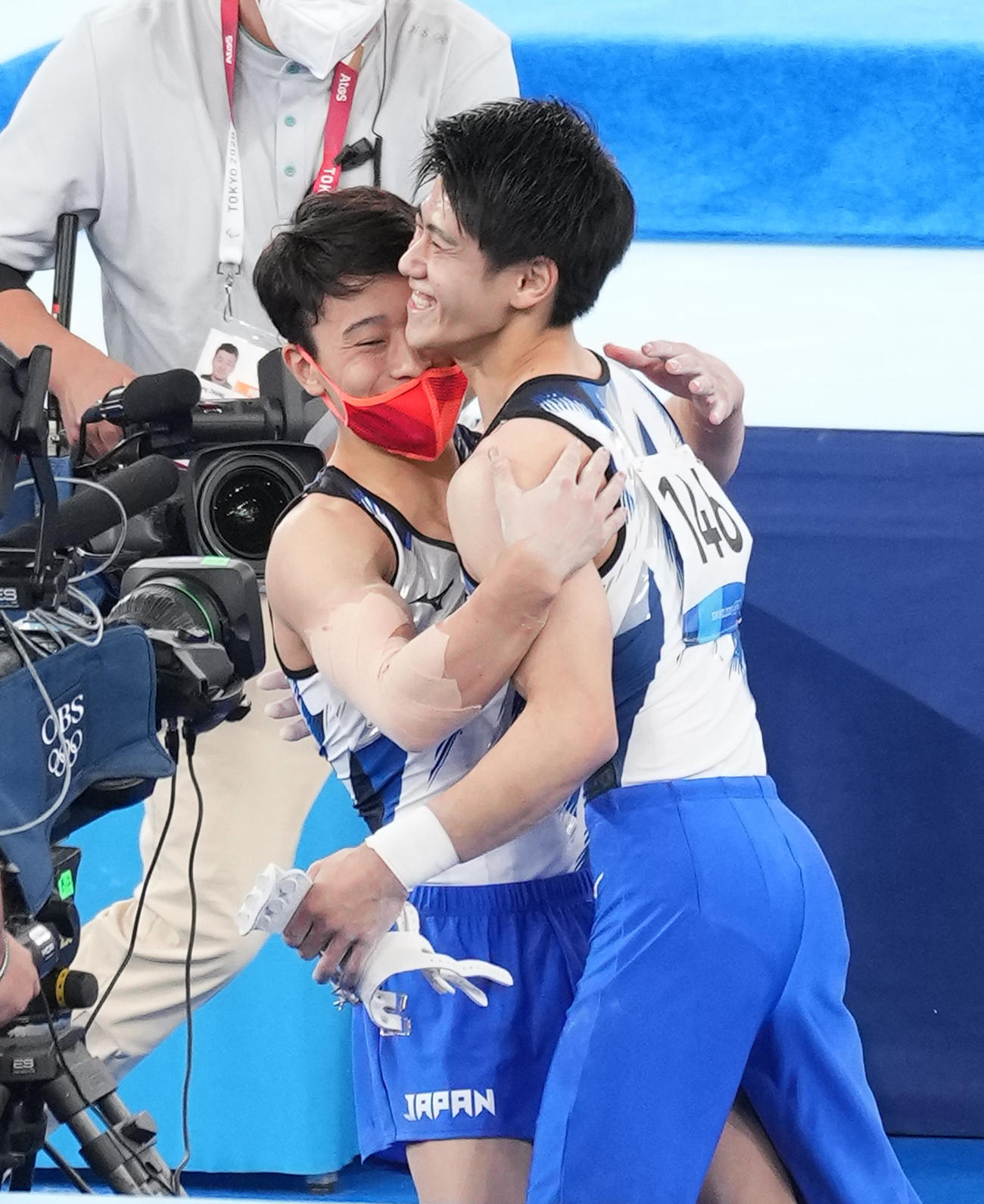 体操男子個人総合決勝で最後の演技の鉄棒を終え、北園（左）と抱き合う橋本