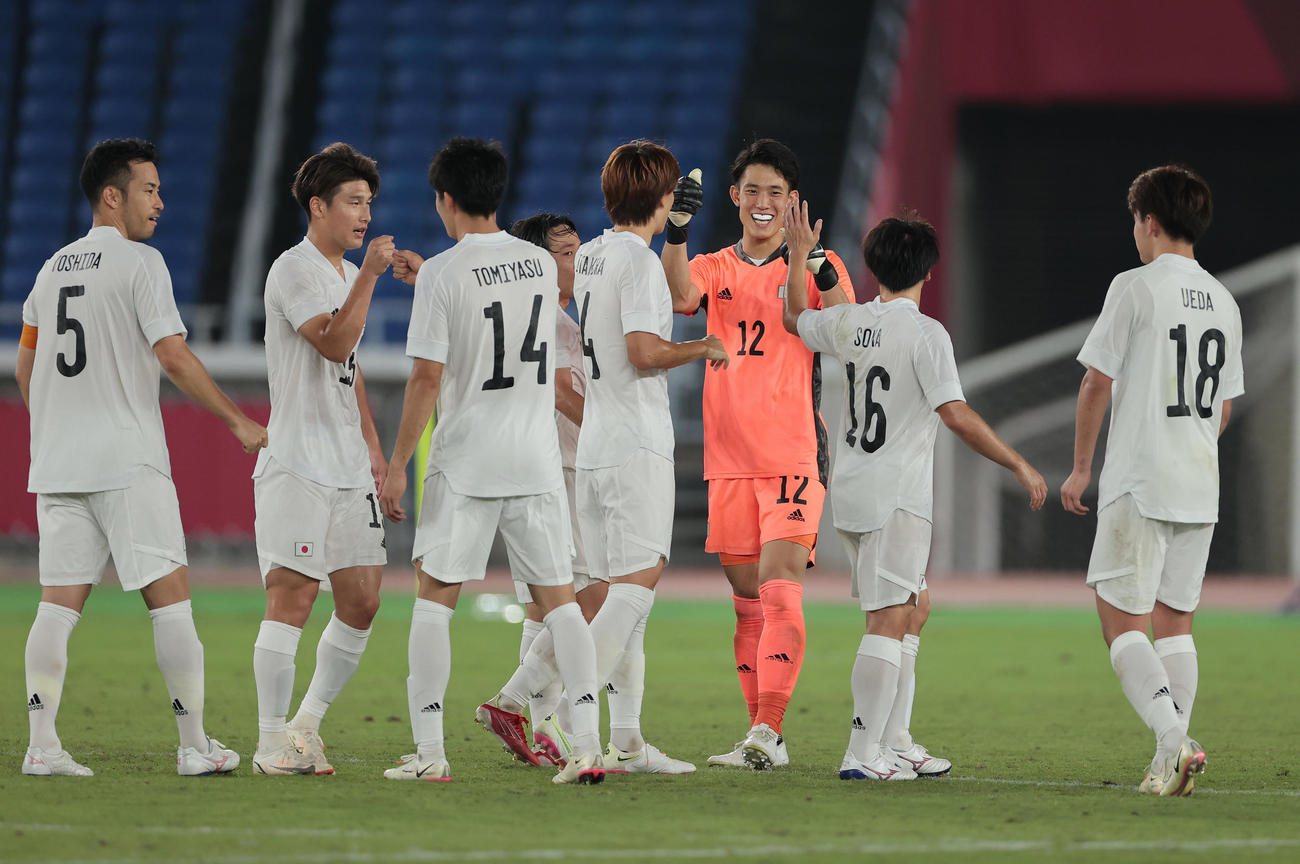 日本対フランス　フランスに勝利し喜び合うGK谷（右から3人目）ら日本の選手たち（撮影・前田充）