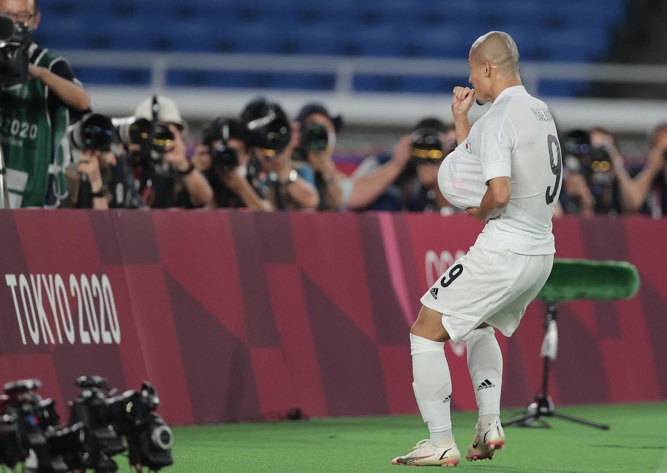 日本対フランス　後半、チーム4点目を決めた前田はボールをシャツの中に入れ、指をくわえてポーズを決める（撮影・前田充）