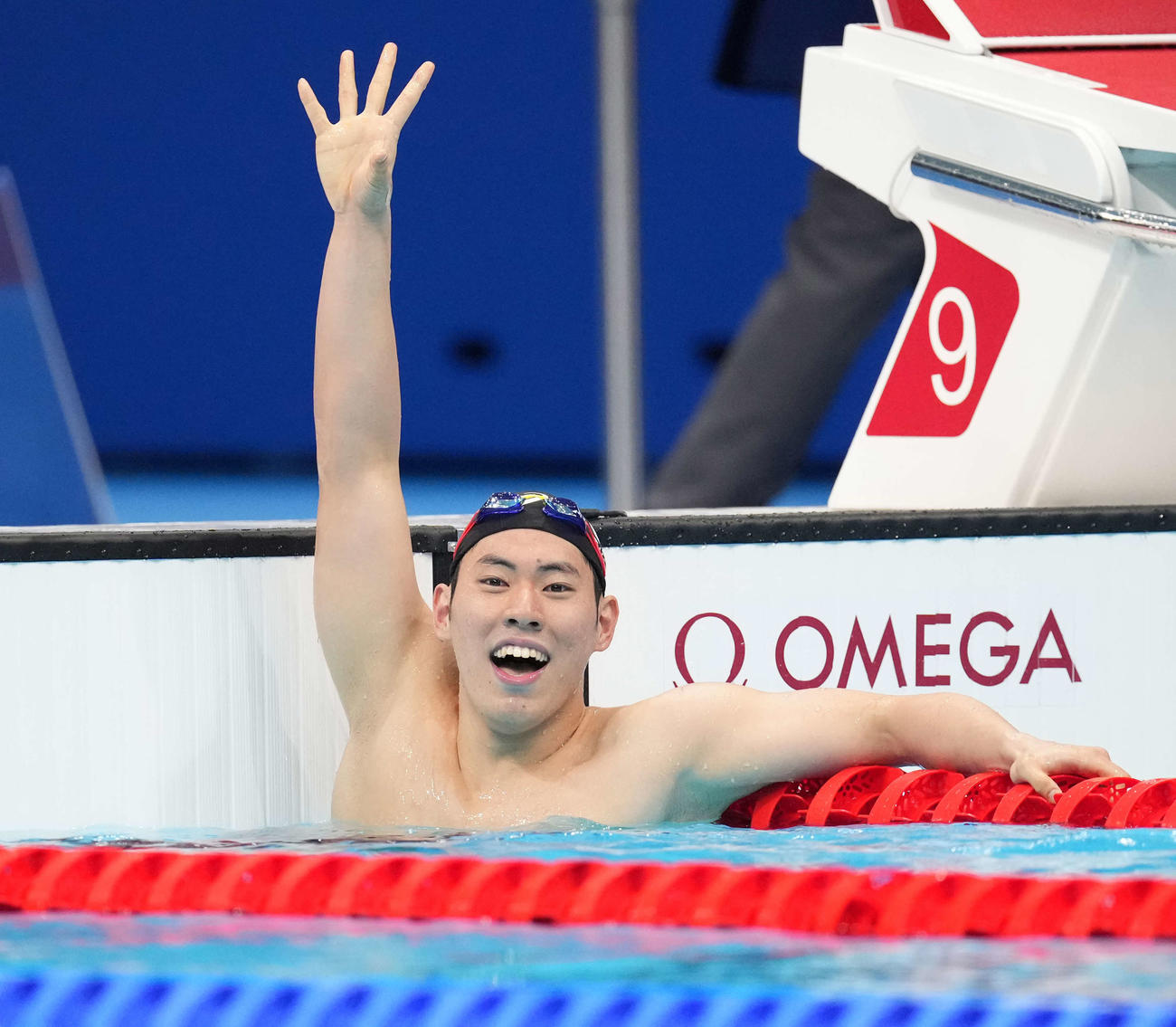 男子200メートルバタフライ決勝　2位でゴールし手を振る本多（撮影・鈴木みどり）