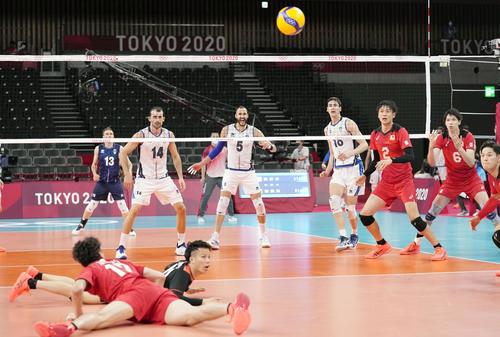日本―イタリア　第3セット、失点した日本（共同）