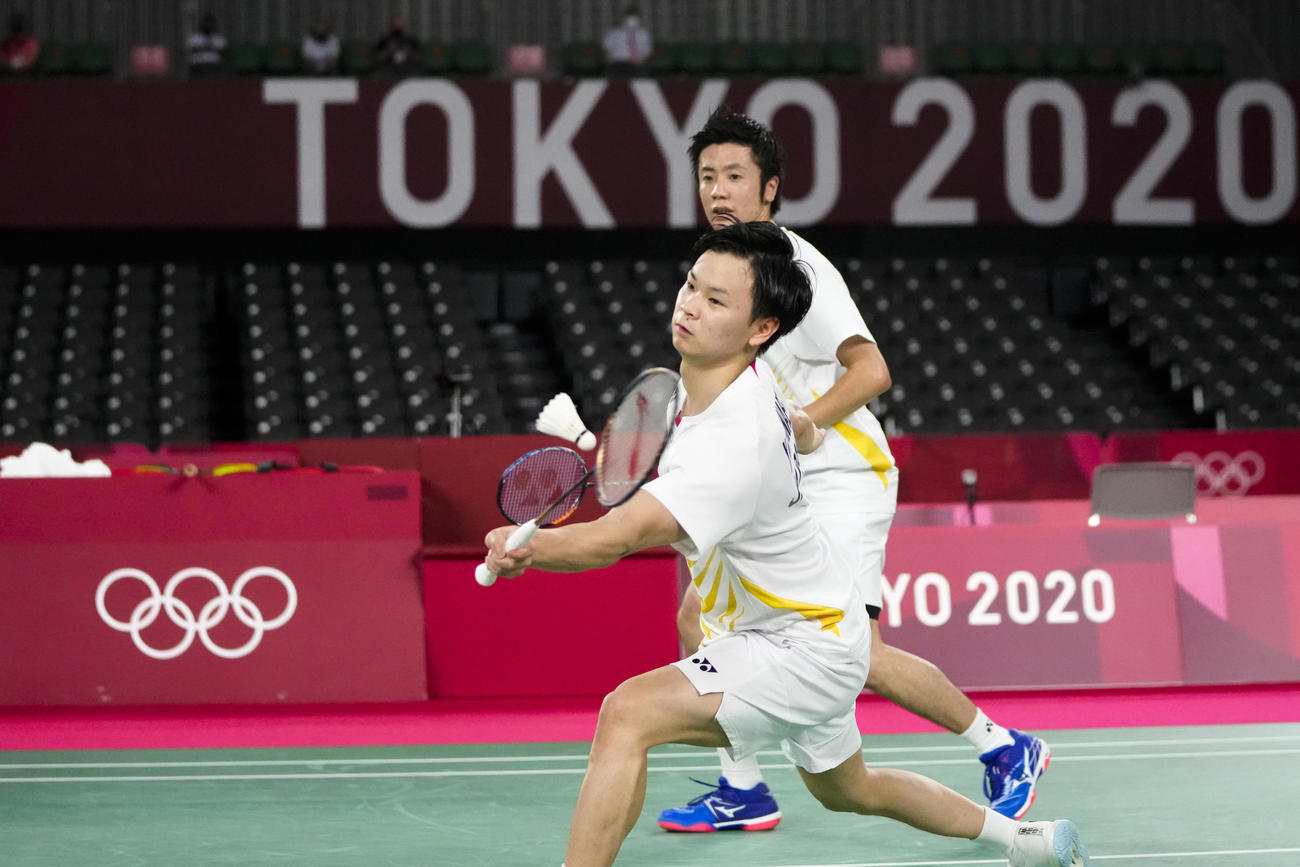 レシーブする渡辺勇大と遠藤大由（AP）