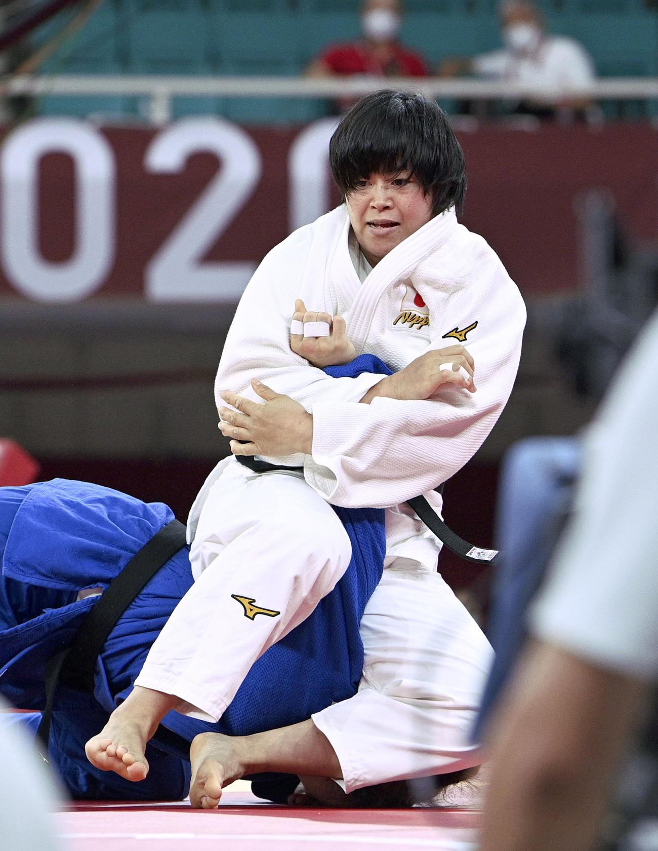 女子78キロ級準決勝　ドイツのアナマリア・ワーグナー（下）に関節技で一本勝ちした浜田尚里（共同）