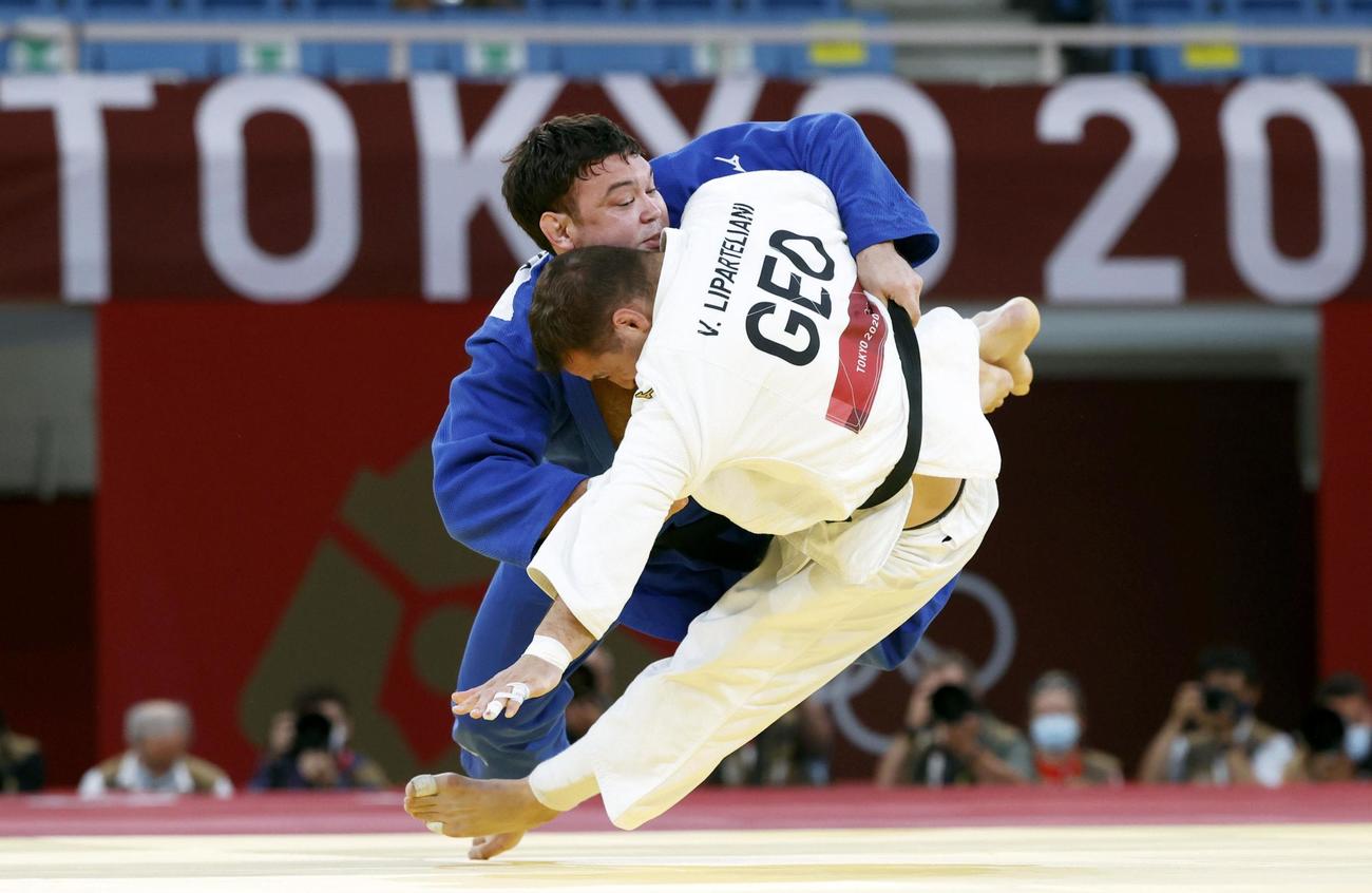男子100キロ級準決勝　ジョージアのバルラム・リパルテリアニ（右）から技ありを奪うウルフ・アロン（共同）