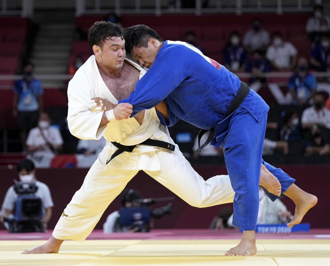 男子100 キロ 級決勝　韓国の趙グハム（右）と対戦するウルフ・アロン（共同）