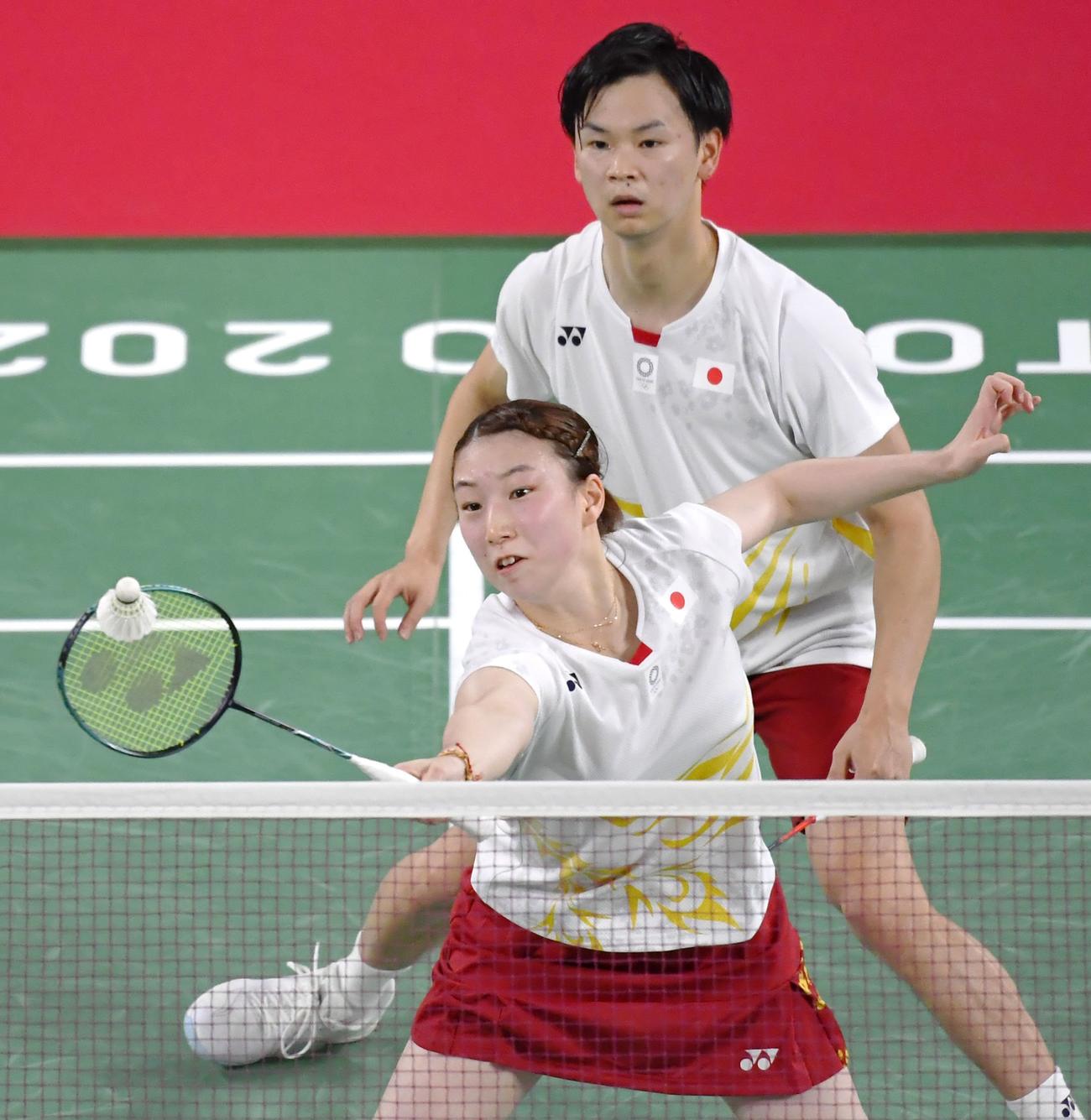 混合ダブルス準決勝　中国ペアと対戦する渡辺勇大（上）、東野有紗組（共同）
