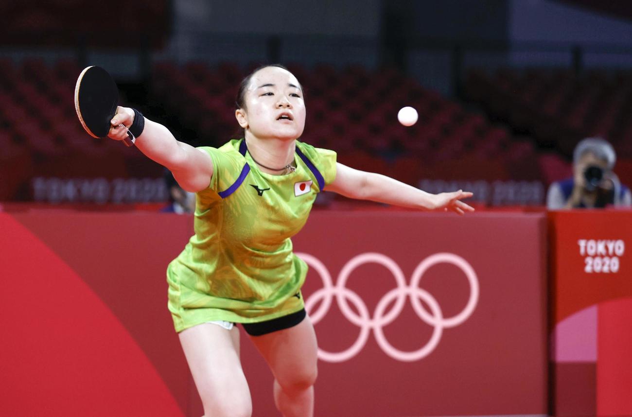 女子シングルス準決勝　中国の孫穎莎と対戦し、ボールに飛びつく伊藤美誠（共同）