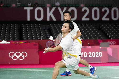 レシーブする渡辺勇大と遠藤大由（AP）
