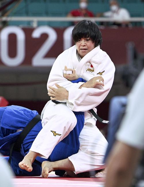 女子78キロ級準決勝　ドイツのアナマリア・ワーグナー（下）に関節技で一本勝ちした浜田尚里（共同）