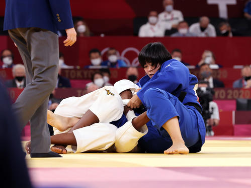女子78キロ級決勝　フランスのマロンガ（左）を攻め込む浜田（撮影・パオロ　ヌッチ）