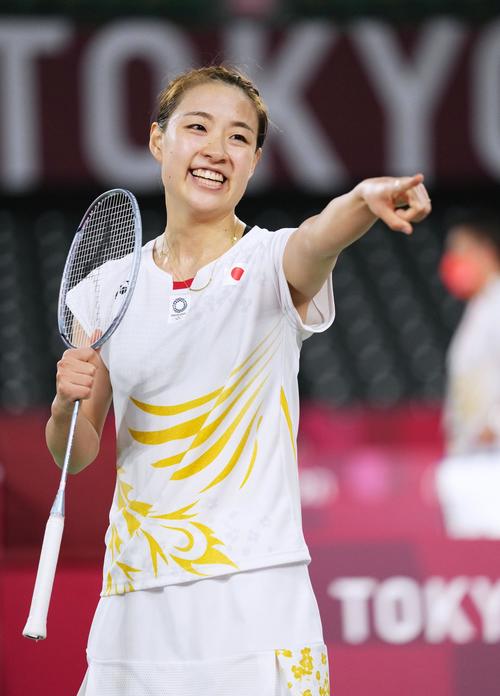 女子シングルス1回戦でカナダ選手に勝利し笑顔の奥原希望（共同）
